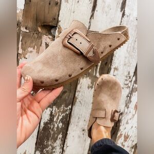 NIB Very G Boston Vegan Suede Light Taupe Western Belt Buckle Clogs Slides